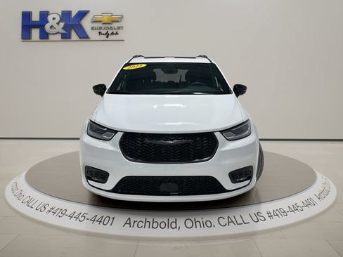 Used 2025 Chrysler Pacifica Limited FWD image 2