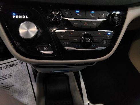 Used 2023 Chrysler Pacifica Touring-L image 18