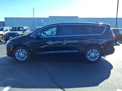 New 2027 Chrysler Pacifica Select AWD/4WD image 3