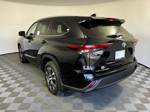Used 2026 Toyota Highlander XLE image 7