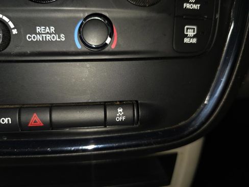 Used 2018 Dodge Grand Caravan SE w/ UConnect Hands-Free Group image 18