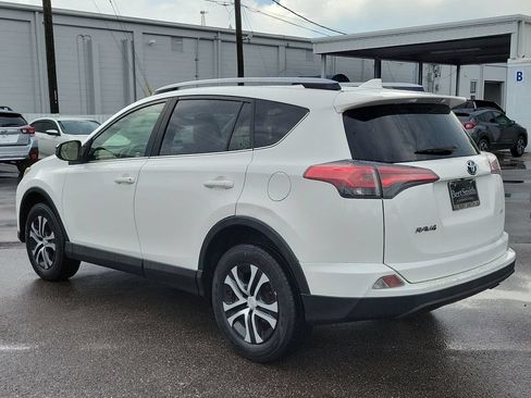 Used 2018 Toyota RAV4 LE FWD image 4