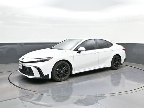 Used 2025 Toyota Camry SE image 31