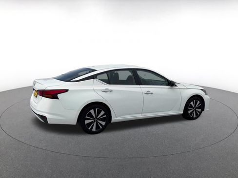 Used 2025 Nissan Altima 2.5 SV FWD image 14