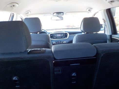 Used 2016 Kia Sorento LX w/ LX Convenience Package image 11