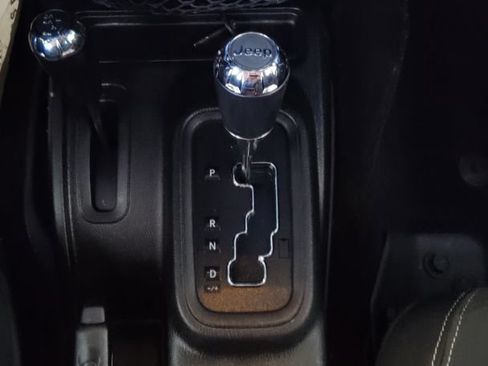 Used 2018 Jeep Wrangler Unlimited Sahara w/ Connectivity Group AWD/4WD image 28