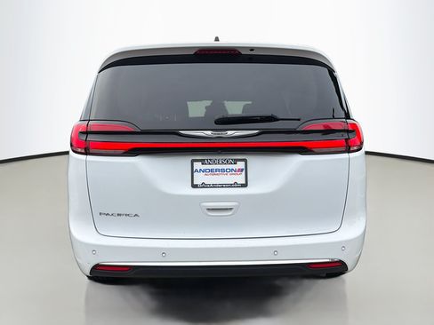 Used 2023 Chrysler Pacifica Touring-L FWD image 17