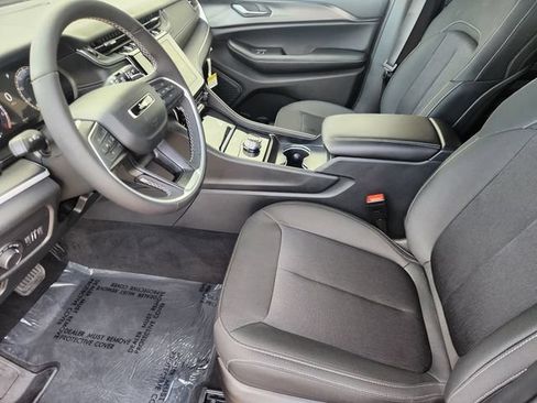 Used 2025 Jeep Grand Cherokee Laredo X w/ Luxury Tech Group I RWD image 4