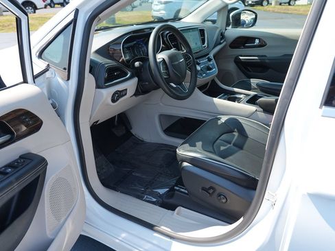 Used 2023 Chrysler Pacifica Limited FWD image 13