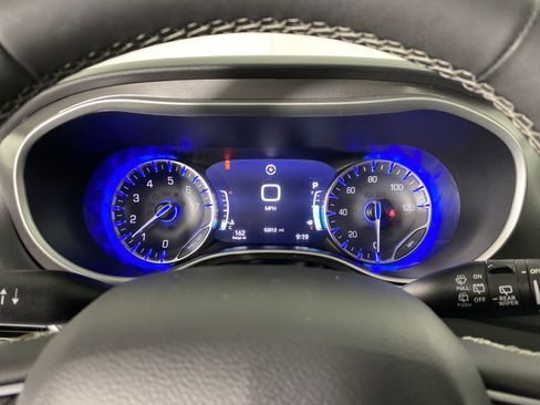 Used 2024 Chrysler Pacifica Touring-L image 21