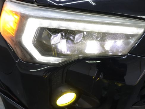 Used 2020 Toyota 4Runner TRD Off-Road Premium w/ Moonroof Package AWD/4WD image 26