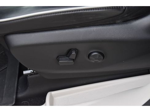 Used 2023 Chrysler Pacifica Limited w/ Uconnect Theater Family Group image 34