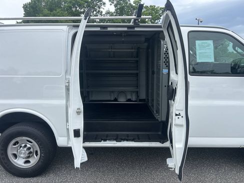 Used 2017 Chevrolet Express 2500 RWD image 21