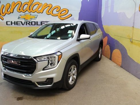 Used 2022 GMC Terrain SLE image 4