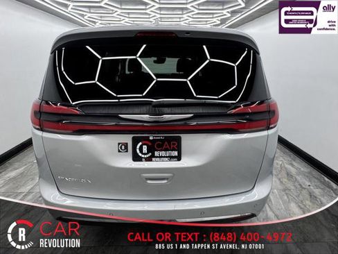 Used 2022 Chrysler Pacifica Touring-L image 5