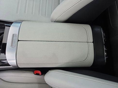 Used 2024 Mercedes-Benz GLC 300 4MATIC image 16
