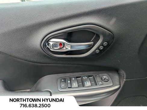 Used 2021 Jeep Cherokee Limited image 33