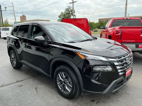 Used 2024 Nissan Rogue S AWD/4WD image 3