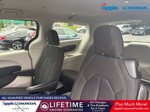 Used 2017 Chrysler Pacifica Touring FWD image 5