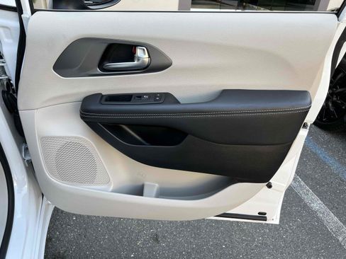 Used 2023 Chrysler Pacifica Touring-L image 69