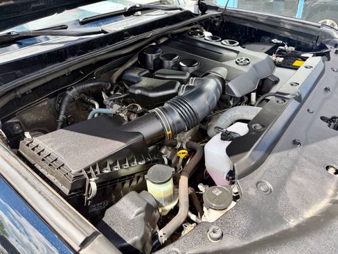 Used 2018 Toyota 4Runner SR5 AWD/4WD image 18