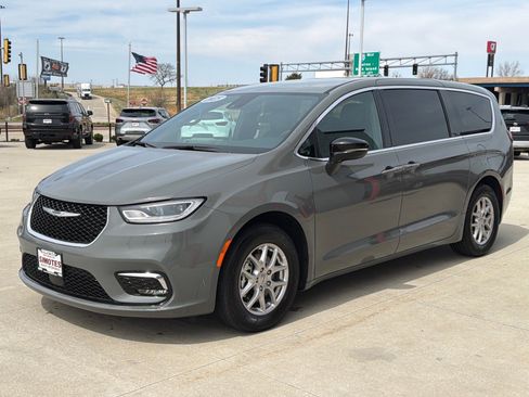 Used 2025 Chrysler Pacifica Select image 4