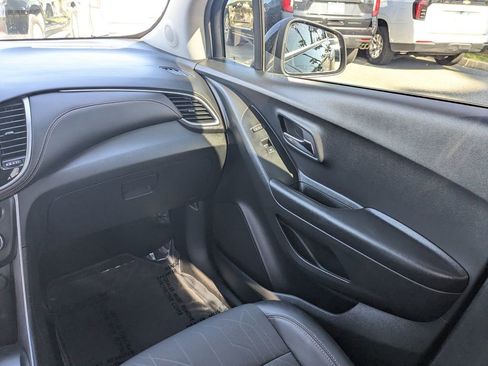 Certified 2022 Chevrolet Trax LT w/ Midnight Edition image 16