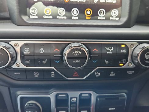 Used 2022 Jeep Wrangler Unlimited Sahara AWD/4WD image 17