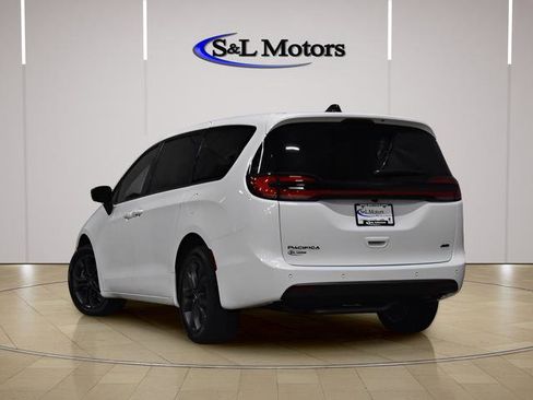 New 2026 Chrysler Pacifica Select AWD/4WD image 5