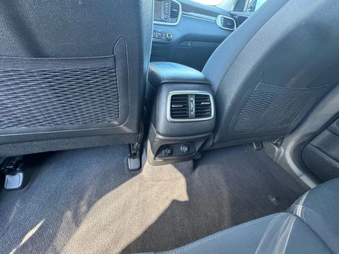 Used 2018 Kia Sorento LX Sport Utility 4D image 18