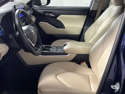 Used 2023 Toyota Highlander XLE image 13