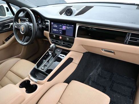 Certified 2025 Porsche Macan AWD/4WD image 32
