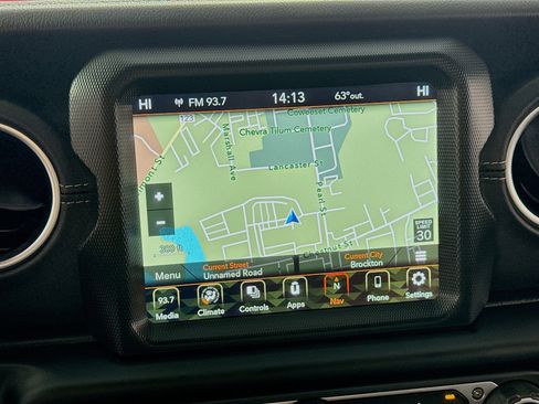 Used 2023 Jeep Wrangler Unlimited Sahara AWD/4WD image 2