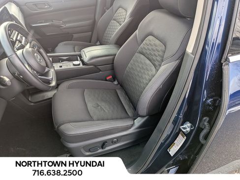 Used 2025 Nissan Pathfinder SV image 8