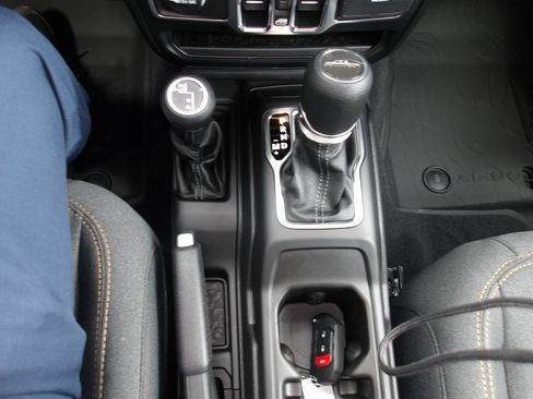 New 2025 Jeep Gladiator Sport image 18