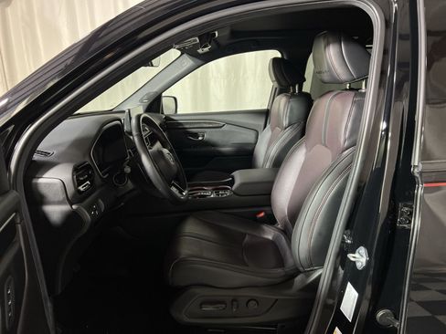 Used 2025 Honda Pilot Black Edition image 18