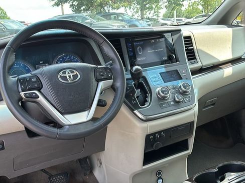 Used 2017 Toyota Sienna XLE w/ XLE Navigation Package FWD image 13
