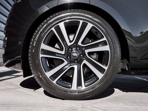 Used 2023 Land Rover Range Rover SE image 3