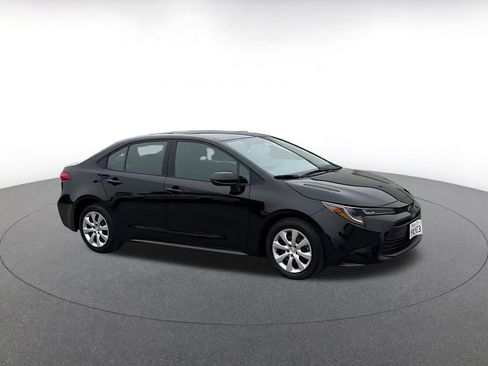 Used 2025 Toyota Corolla LE image 2