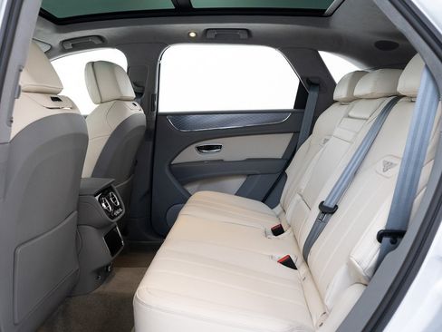 New 2025 Bentley Bentayga V8 image 24