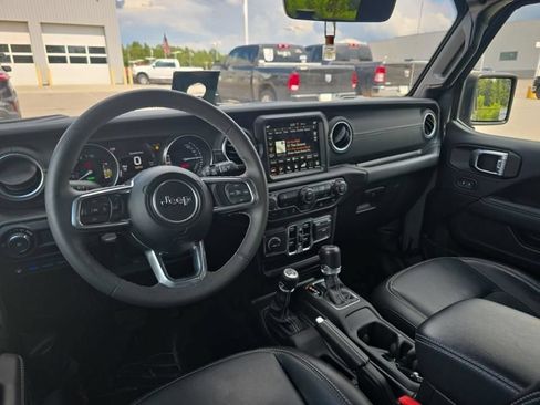 Used 2023 Jeep Wrangler Unlimited Sahara AWD/4WD image 11