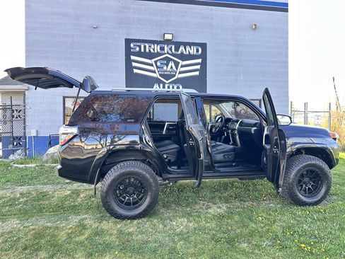 Used 2017 Toyota 4Runner SR5 Premium image 28