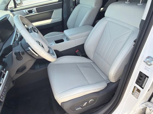 Used 2025 Hyundai Santa Fe SEL image 9