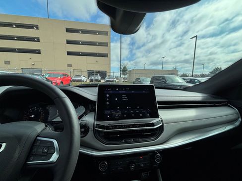 Used 2025 Jeep Compass Limited image 31