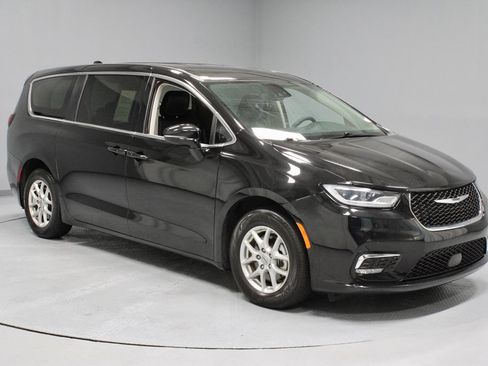 Used 2024 Chrysler Pacifica Touring-L FWD image 1