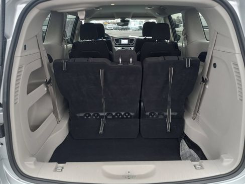 Used 2023 Chrysler Voyager LX FWD image 11