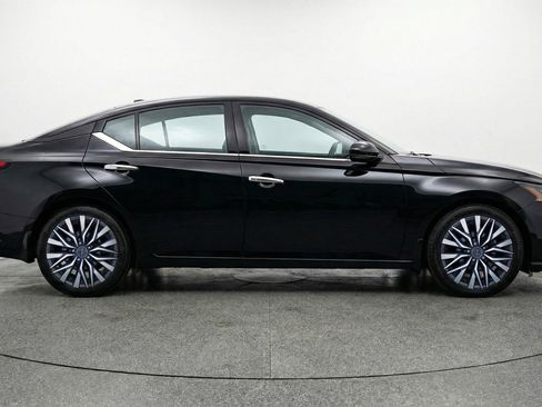 Used 2025 Nissan Altima 2.5 SV image 11