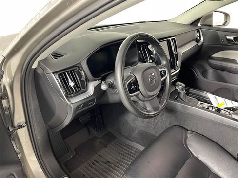 Used 2020 Volvo V60 T5 Cross Country image 3
