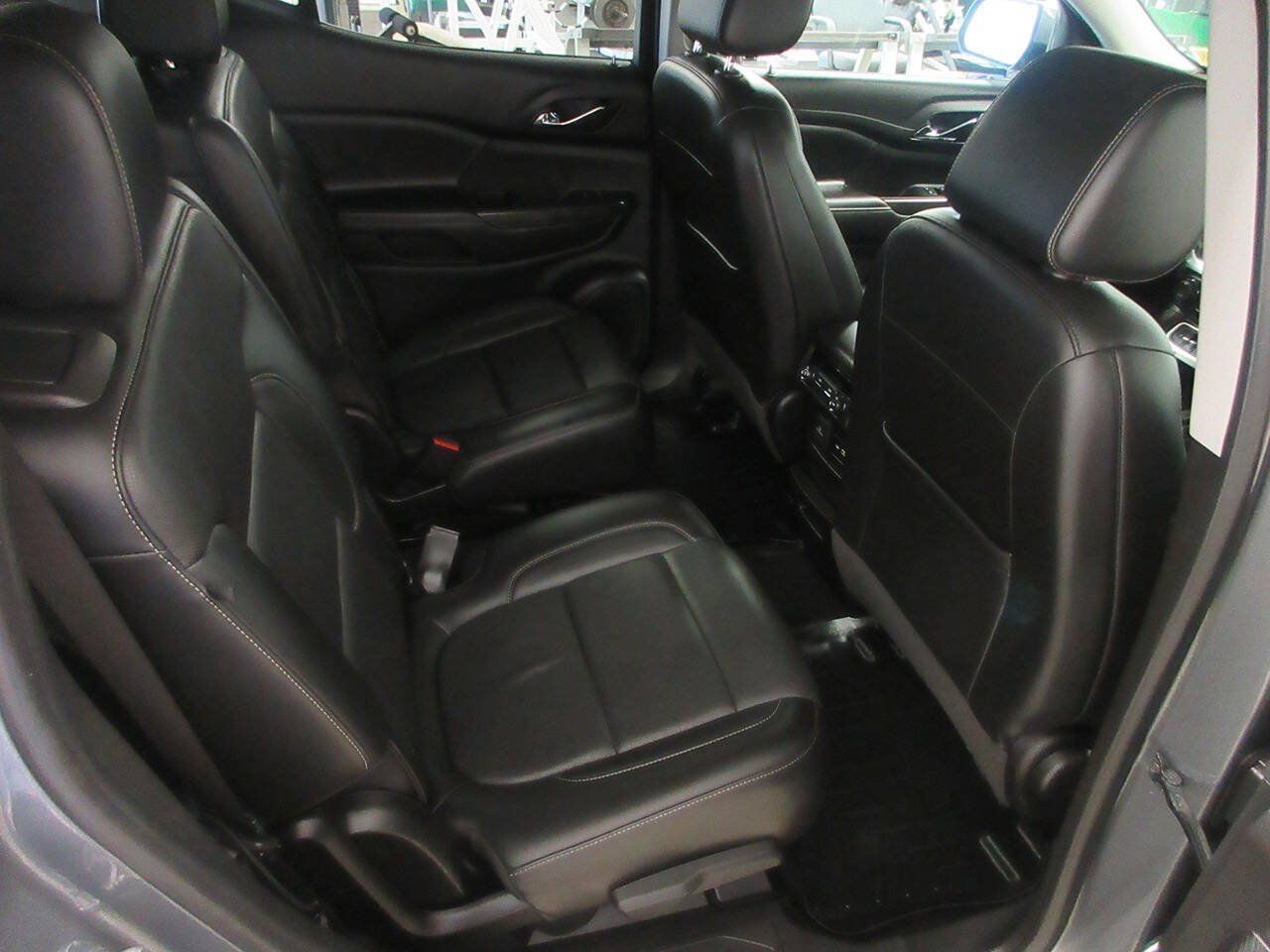 Used 2021 GMC Acadia SLT AWD/4WD image 19