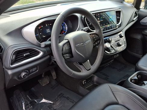 Used 2024 Chrysler Pacifica Select image 27